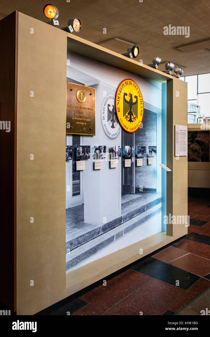 Berlin, Mitte. Tränenpalast, Palast der Tränen. Ausstellung und Museum erzählt von Erfahrungen der Menschen im geteilten Deutschland. Innenraum Stockfoto