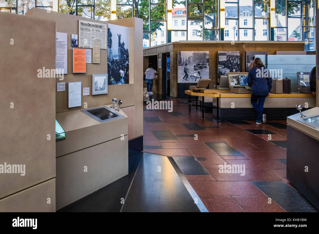 Berlin, Mitte. Tränenpalast, Palast der Tränen. Ausstellung und Museum erzählt von Erfahrungen der Menschen im geteilten Deutschland.. Dipslay Fällen Stockfoto