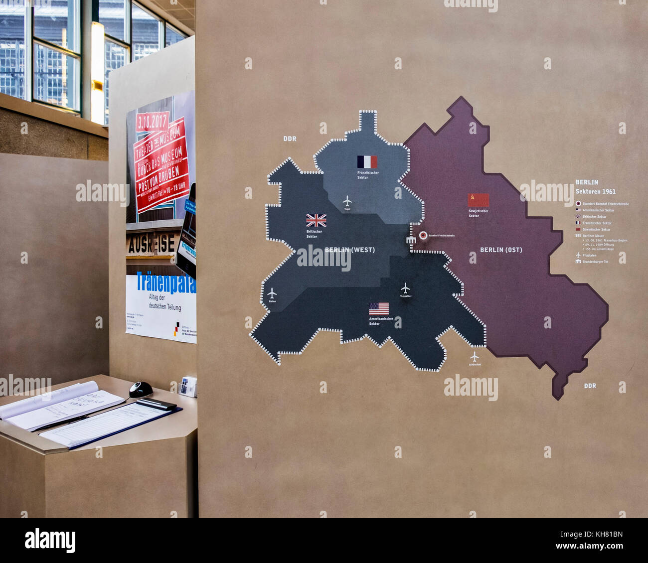 Berlin, Mitte. Tränenpalast, Palast der Tränen. Ausstellung und Museum erzählt von Erfahrungen der Menschen im geteilten Deutschland. Innenraum Stockfoto