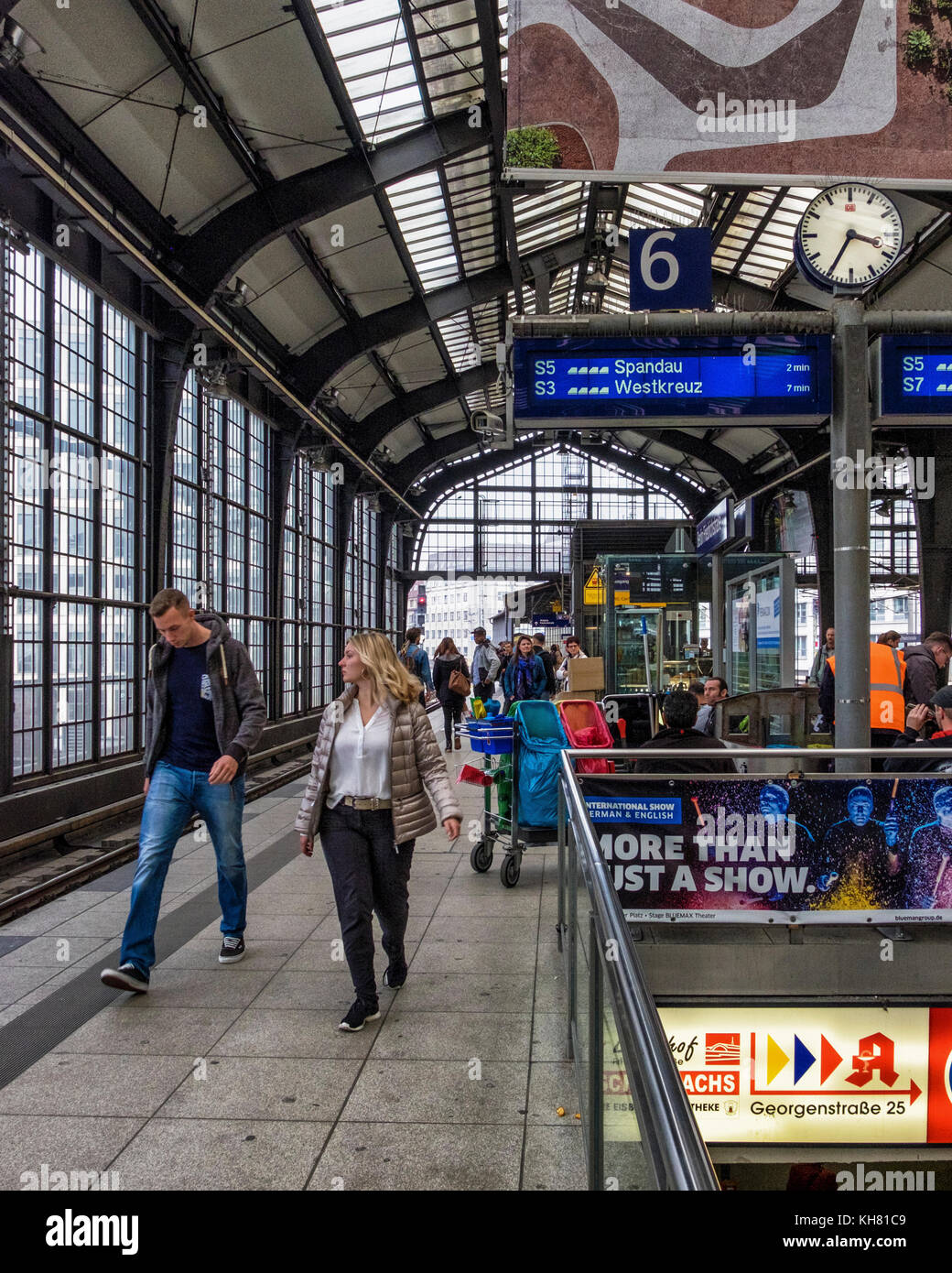 Deutschland, Berlin, Friedrichstraße Hauptbahnhof S-Bahnsteig auf dem angehobenen Viadukt, gläserne Decke, Menschen, Pendler Stockfoto