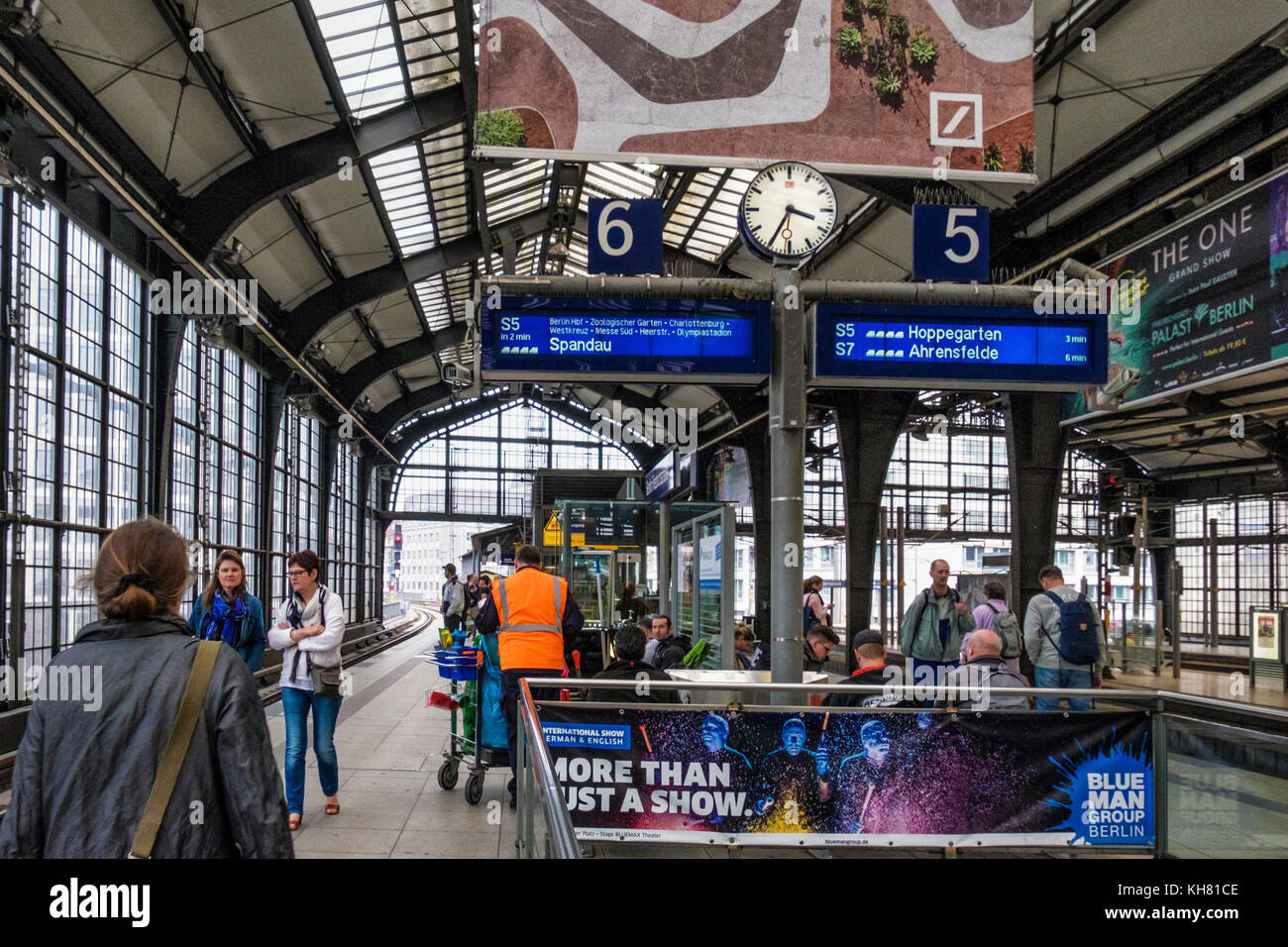 Deutschland, Berlin, Friedrichstraße Hauptbahnhof S-Bahnsteig auf dem angehobenen Viadukt, gläserne Decke, Menschen, Pendler Stockfoto
