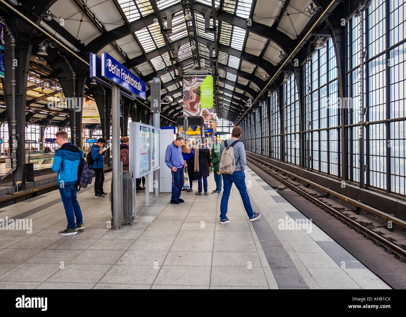 Deutschland, Berlin, Friedrichstraße Hauptbahnhof S-Bahnsteig auf dem angehobenen Viadukt, srail Linie, Leute, Warten, Zug Stockfoto