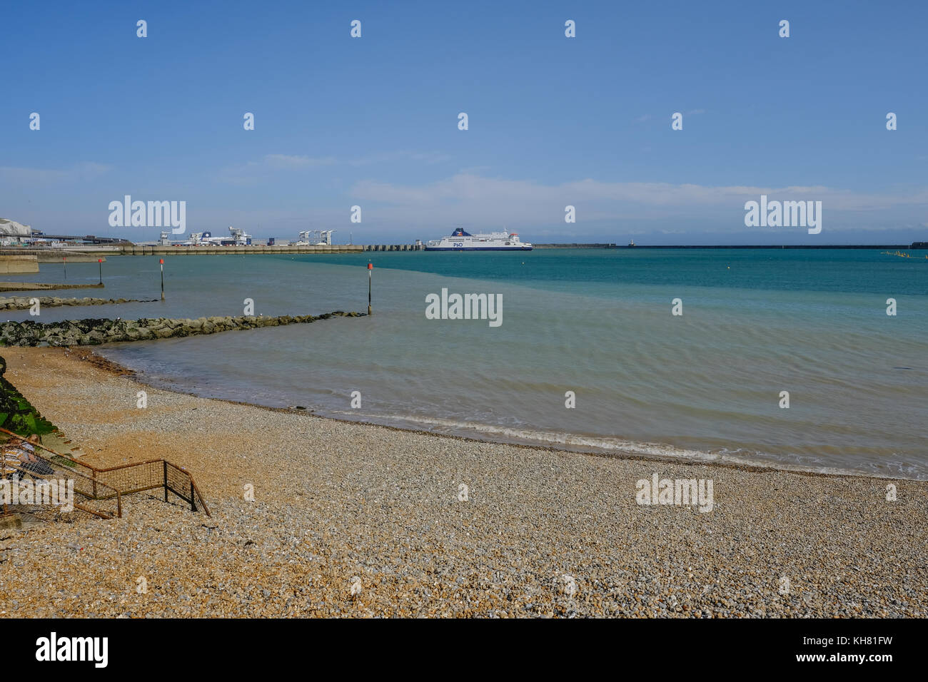 Dover, Kent, Großbritannien - 17. August 2017: Dover Beach und den Hafen mit der Fähre abfahren. Schuß Sommer vom Strand. Stockfoto