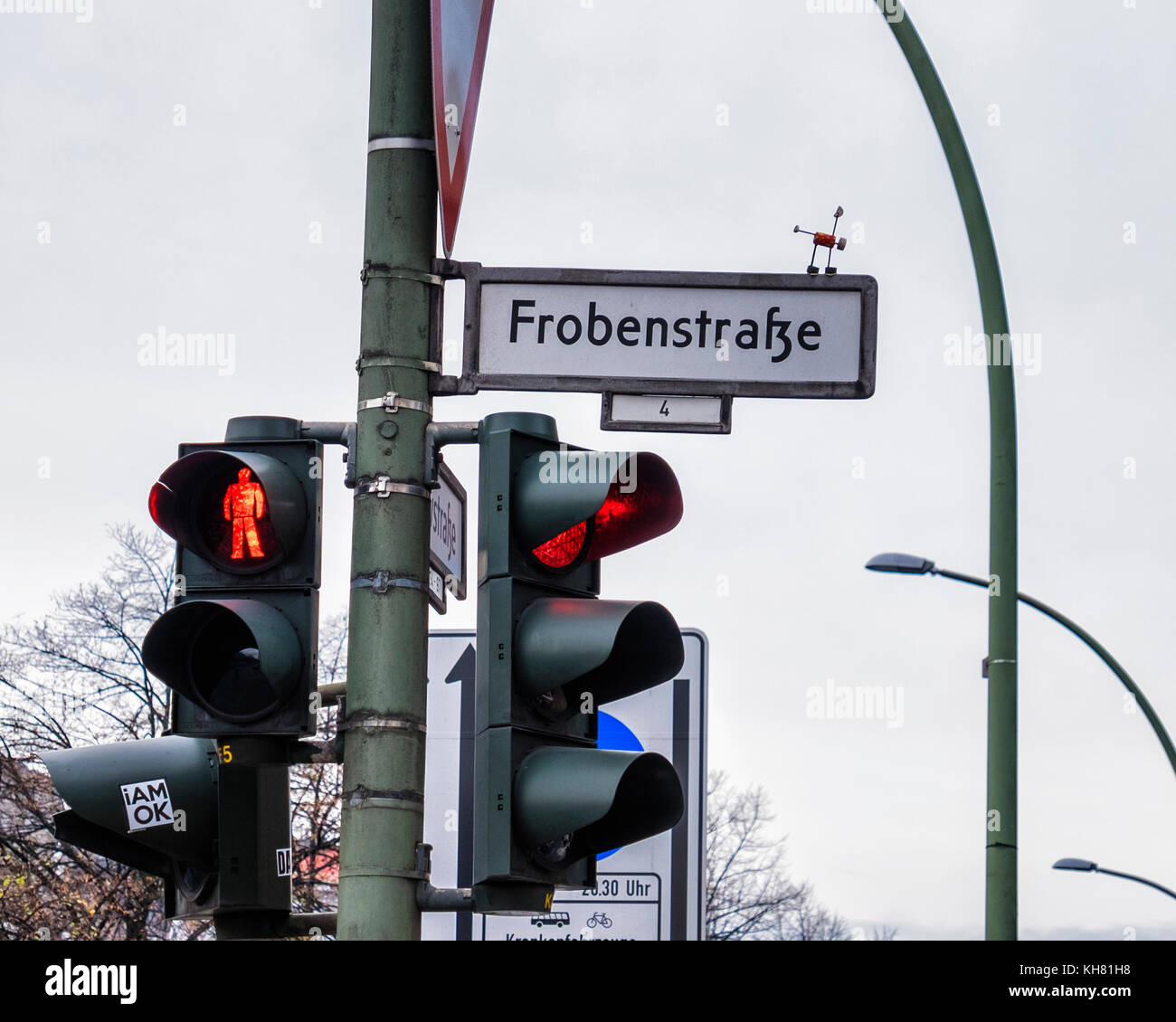 Berlin-Schöneberg - Bezirk Tempelhof. Kork, Kork Yogi yogi Miniatur mann Yoga auf Frobenstrasse street sign Stockfoto