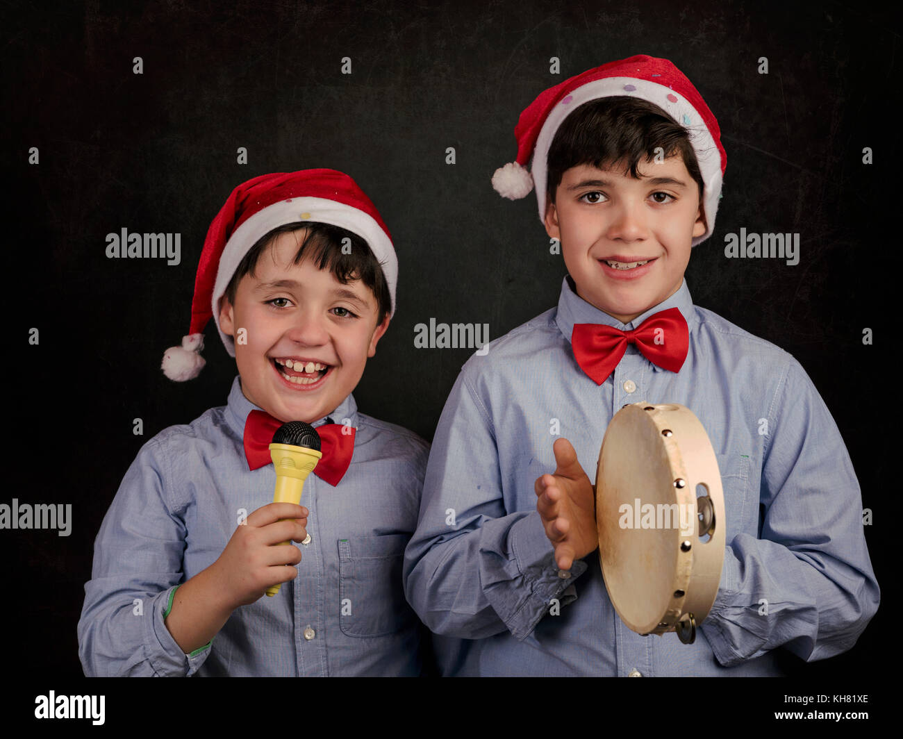 Kinder singen Weihnachtslieder auf Weihnachten Stockfoto