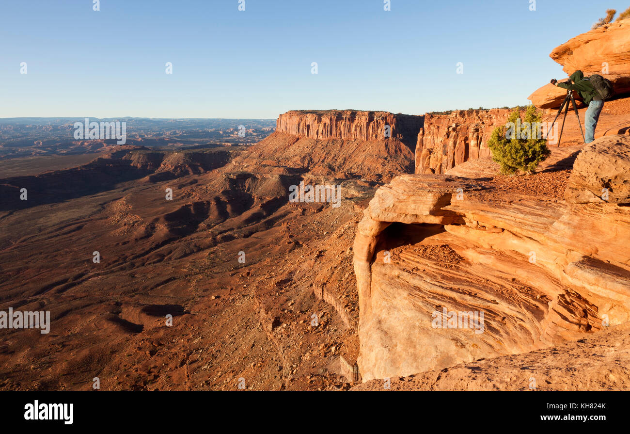 Ein Fotograf im Grand Sicht bei Sonnenaufgang im Canyonlands National Park in Utah, USA Stockfoto