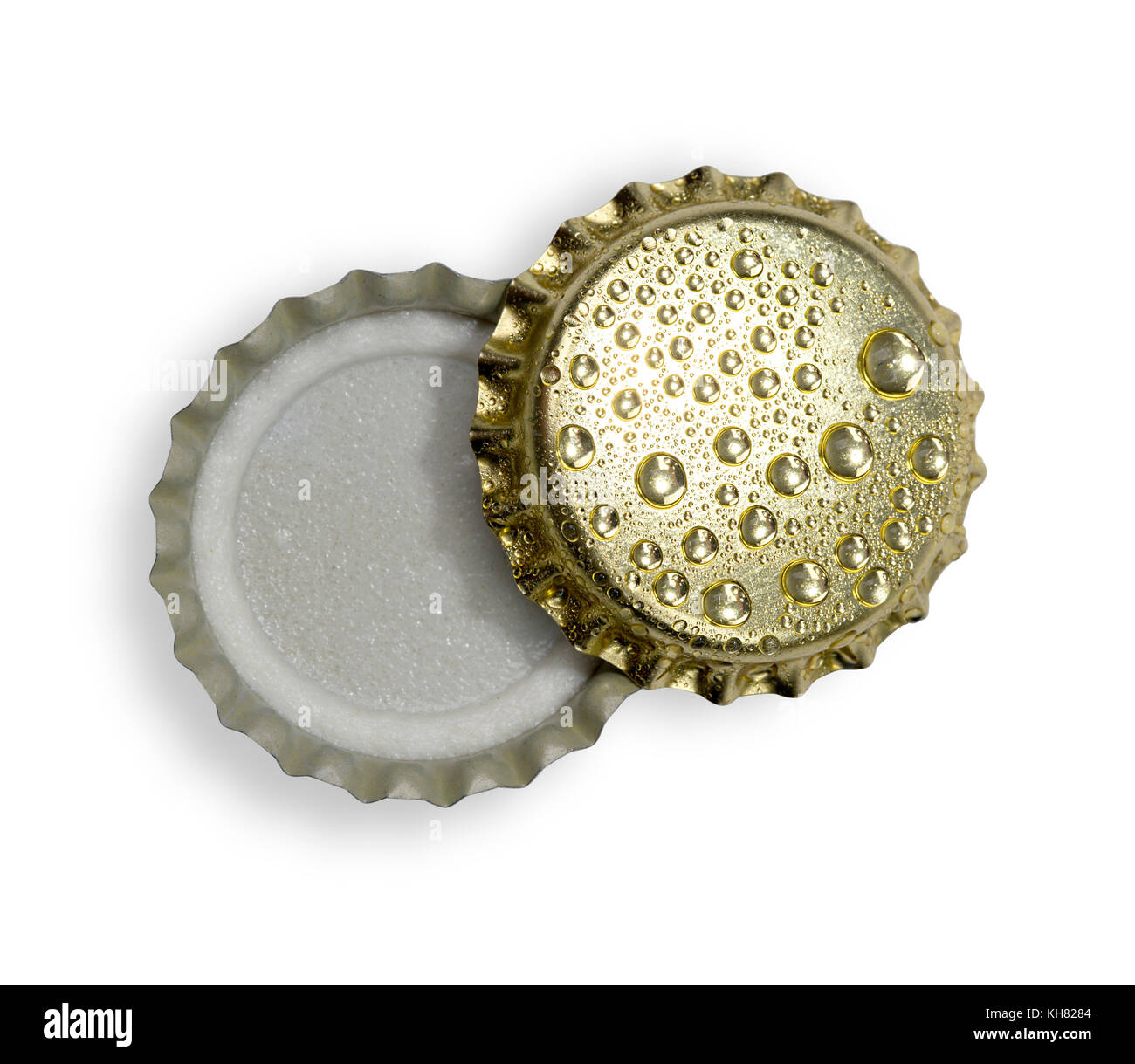 Beer Bottle caps Nahaufnahme Makro auf weißem Hintergrund mit Freistellungspfad isoliert Stockfoto