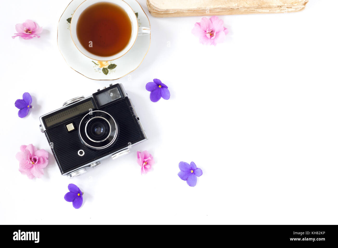 Bunte Muster von Blumen mit Kaffee und Vintage alte Kamera und retro Buch gemacht. Stockfoto