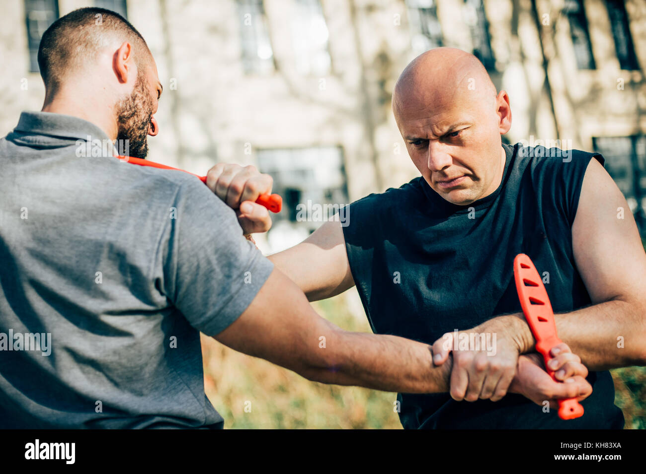 Kampf zwischen Messer und Messer. Kapap-Ausbilder demonstriert Kampfkünste zur Selbstverteidigung und Entwaffnungstechnik. Waffenretention und Entwaffnung des Trainings Stockfoto