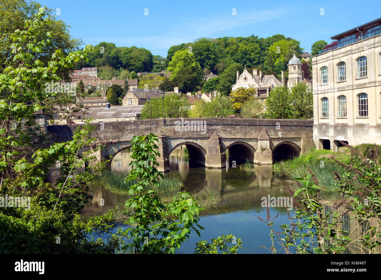 Malerische Altstadt Brücke und Lock-up auf dem Fluss Avon, Bradford-on-Avon, Wiltshire, Großbritannien Stockfoto