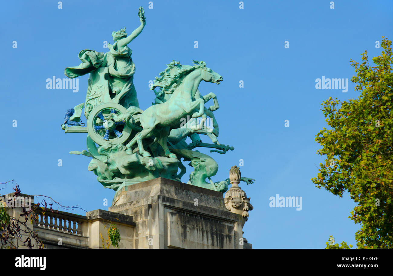 Paris, Frankreich. Grand Palais: Quadriga (George Recipe) an der südöstlichen Ecke des Palastes Stockfoto
