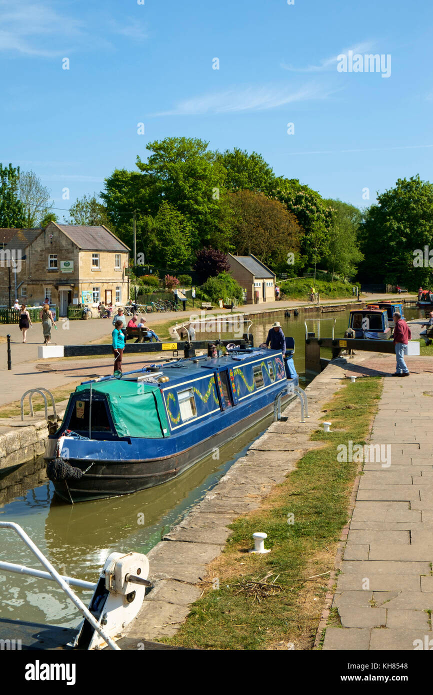 Frühlingssonne bringt Touristen nach Bradford Wharf und Bradford Lock auf dem Kennet and Avon Canal in Bradford on Avon, Wiltshire, Großbritannien Stockfoto