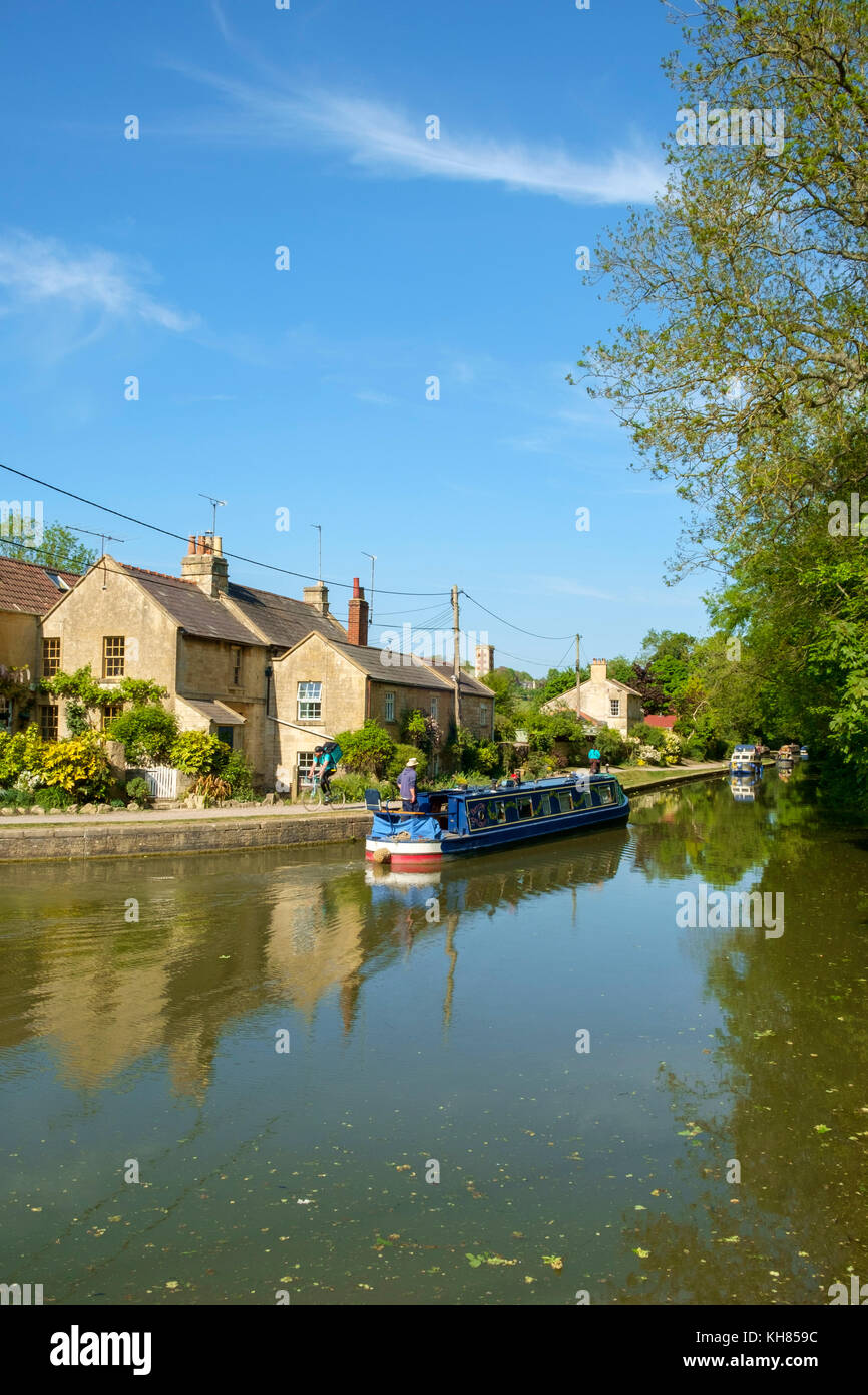 Eine bunte Kanal Boot auf dem Kennet and Avon Canal verläuft am Kanal gelegenes Häuschen von der Avoncliff Aquädukt bei Avoncliff, Wiltshire, Großbritannien Stockfoto