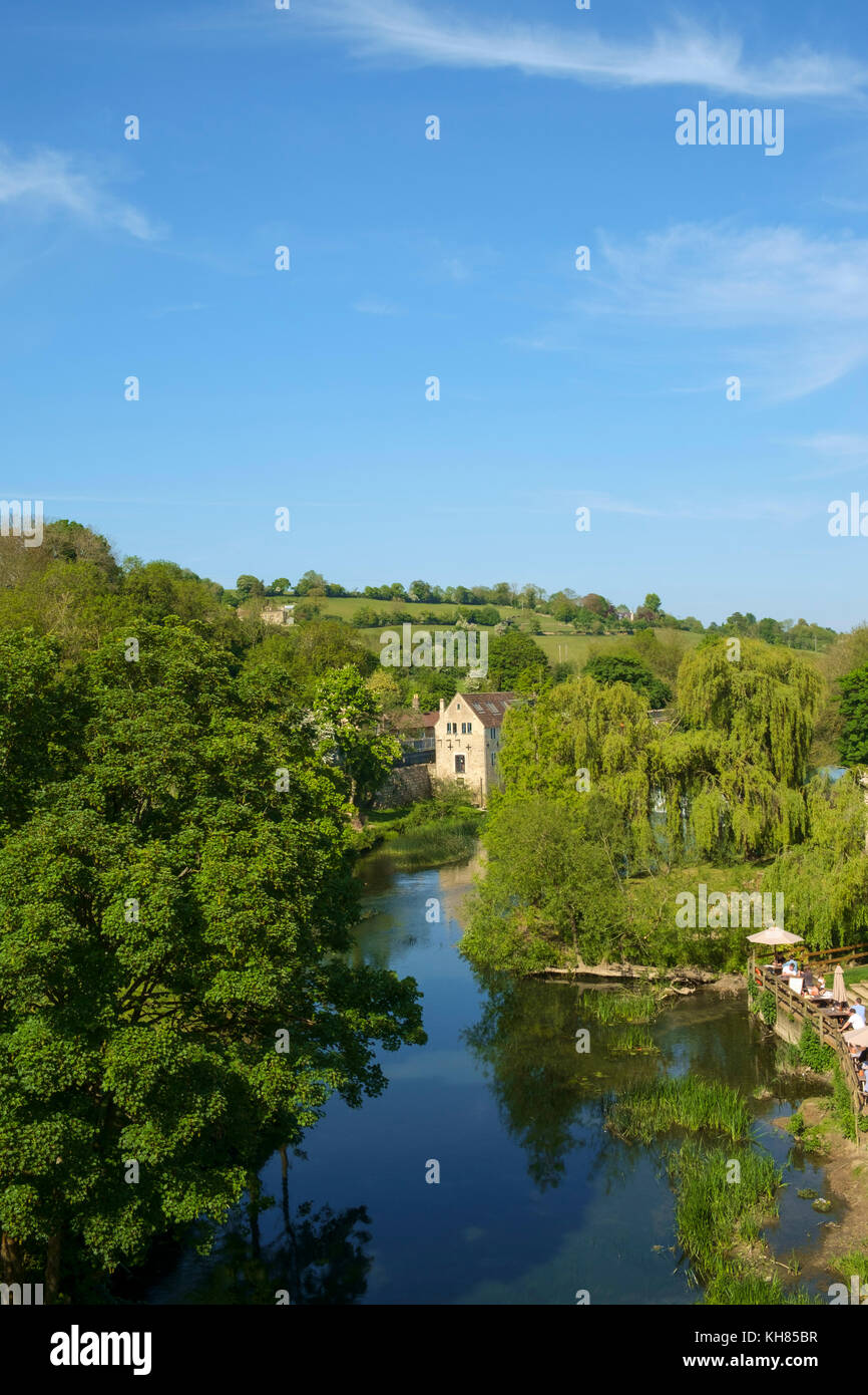 Blick auf den idyllischen Fluss Avon aus dem avoncliff Aquädukt und Kennet and Avon Canal an Avoncliff, Wiltshire, Großbritannien Stockfoto