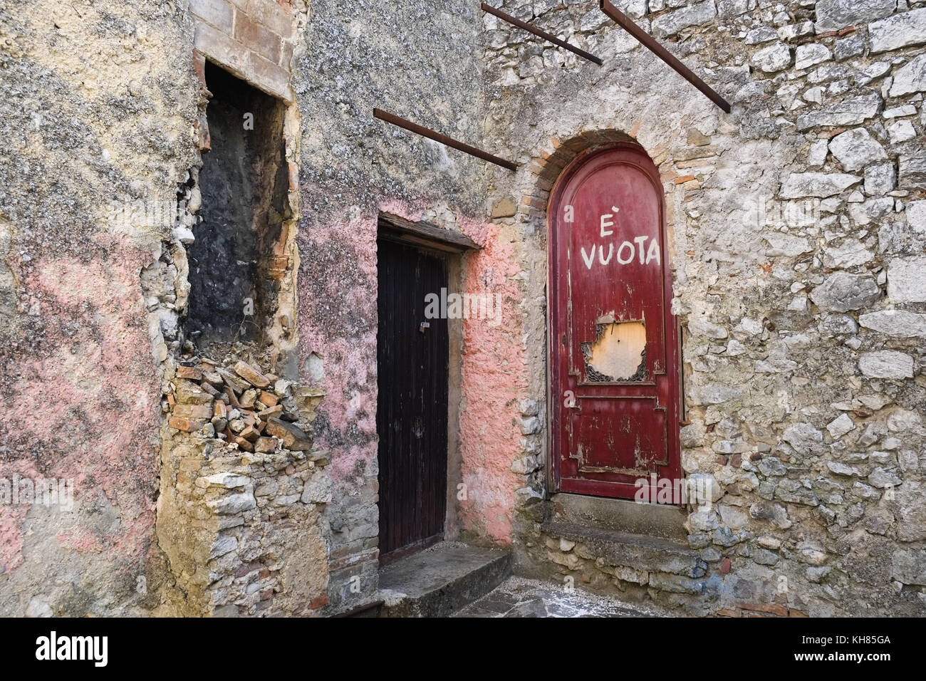 Alte Tür sagen das Haus leer ist. Sommer. Pietrasecca Altstadt ist Teil der Cammino dei Briganti". Der Spaziergang der Räuber. Italien. Stockfoto