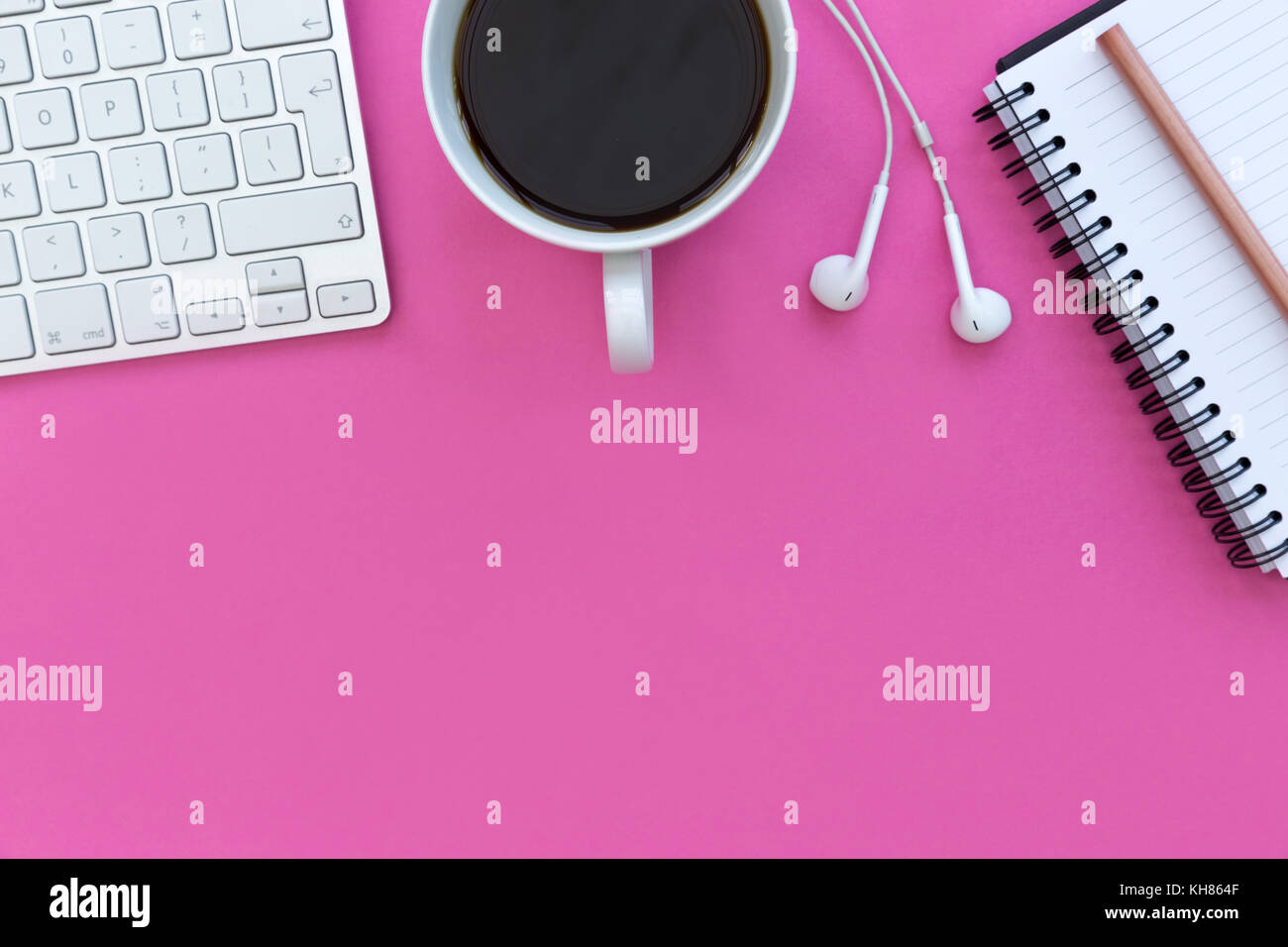 Notebook Tastatur Kaffee und Kopfhörer auf hell rosa Hintergrund mit Kopie Raum Stockfoto