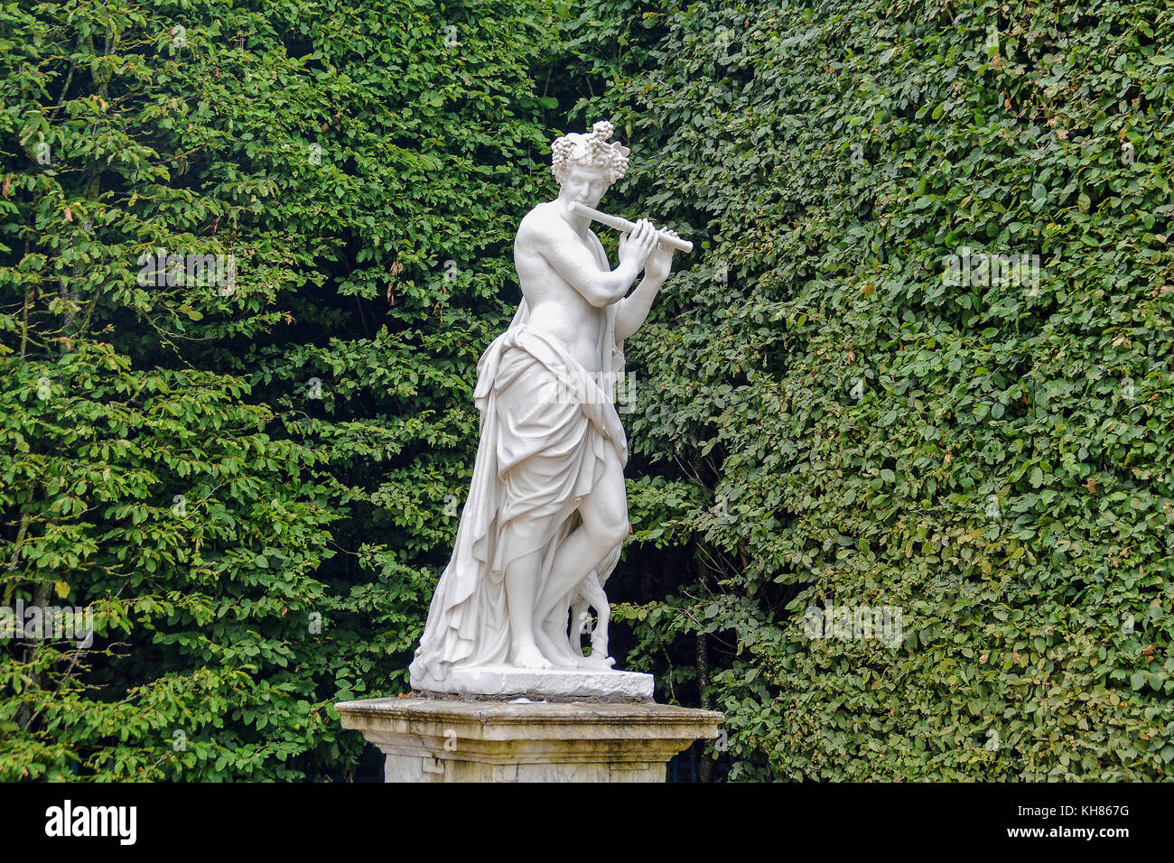 Flöte spielen Statue in der Kuppel Garten des Schlosses von Versailles, Versailles, Frankreich. Foto im Sommer 2014 übernommen. Stockfoto