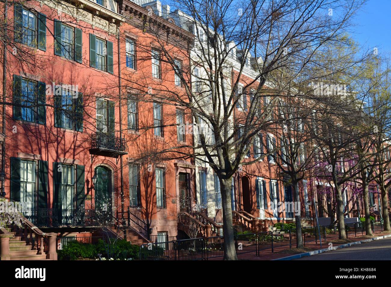 Die united states Presidential Residenzen, das Weiße Haus und die umliegenden Gebäude und der legendäre Lafayette Square mit Frühling Blumen. Stockfoto