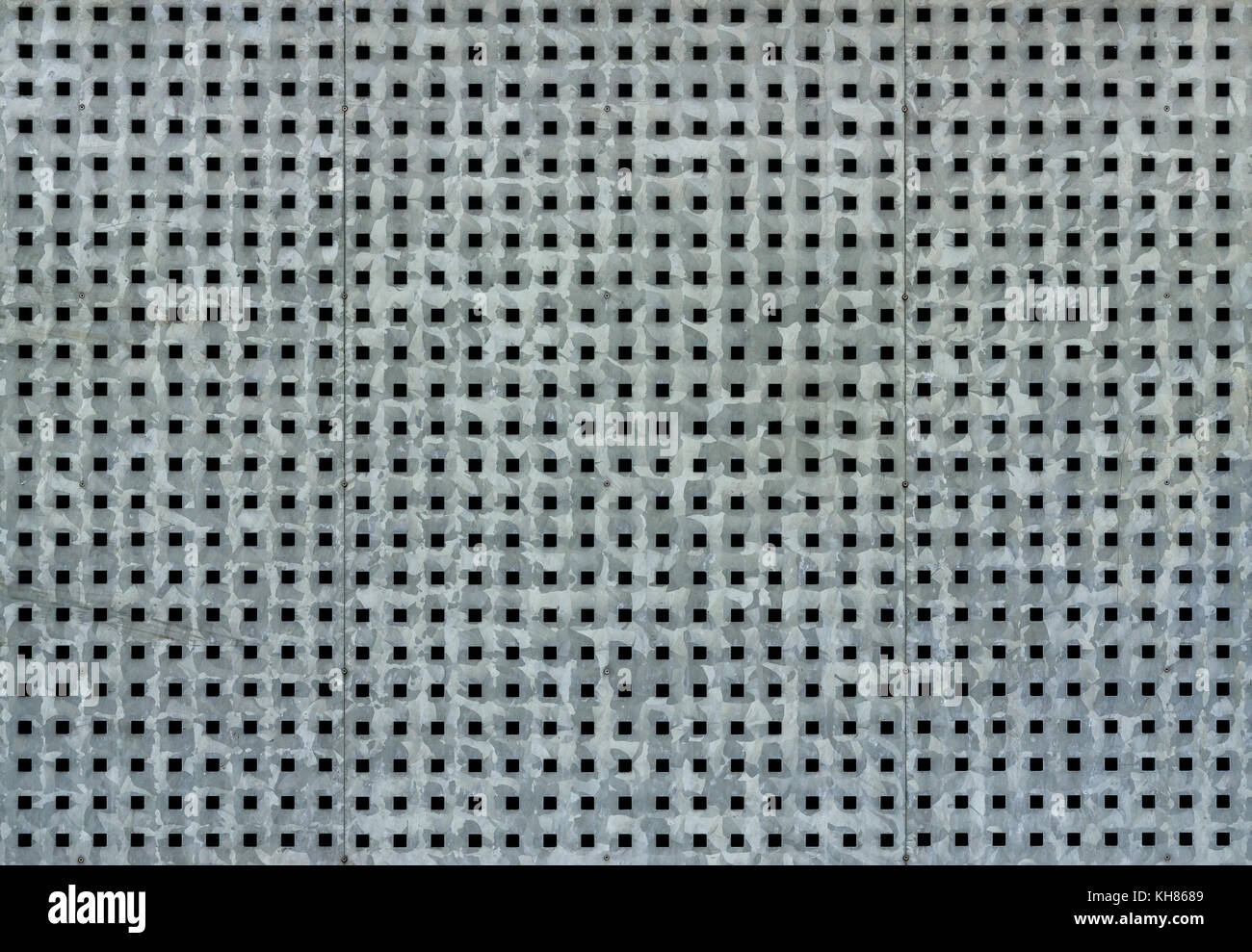 Metall Hintergrund mit quadratischen Löchern. in grau und blau Stahl Textur. Stockfoto