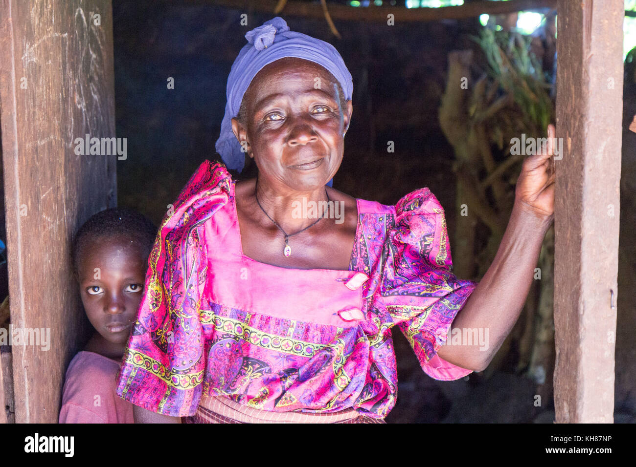 Eine alte Frau in Uganda in einer traditionellen ugandischen Kostüm ('Gomesi' oder 'Busuuti') charakteristisch für die Stämme des Busoga und Buganda. Stockfoto