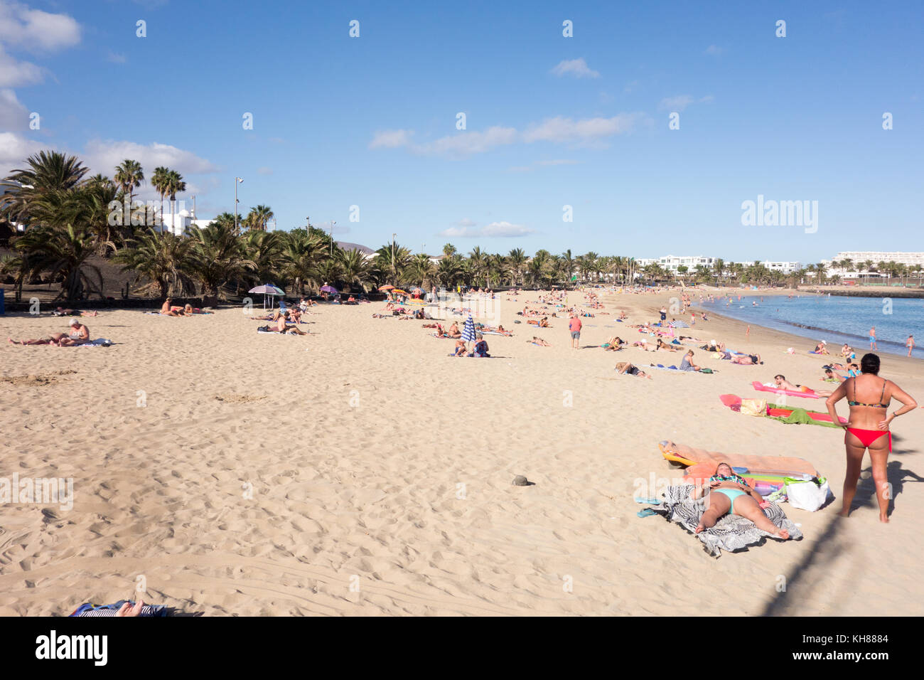 LANZAROTE, SPANIEN 4. Nov. 2017: Touristen entspannen Sie sich am Strand von Playa Las Cucharas an der Costa Teguise. Stockfoto