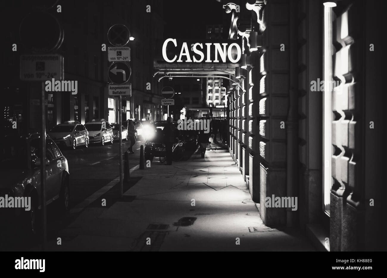 Graz, Österreich - November 09, 2017: Hauptstraße von Graz, Big casino Eingang in Schwarz und Weiß. Stockfoto