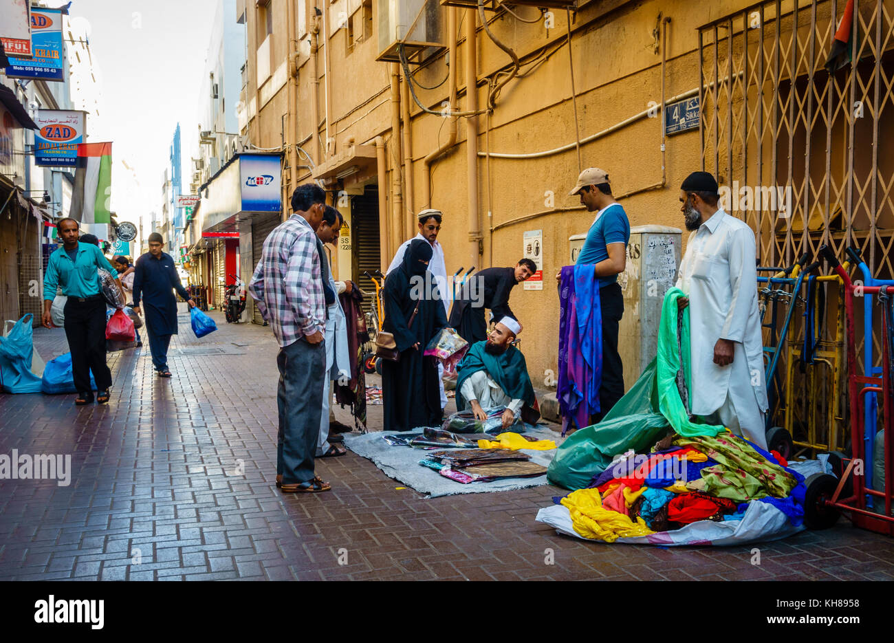 Deira, Dubai, VAE, 15. Januar 2016: Händler für den Verkauf von Kleidung auf der Straße im Stadtteil Deira in Dubai Stockfoto
