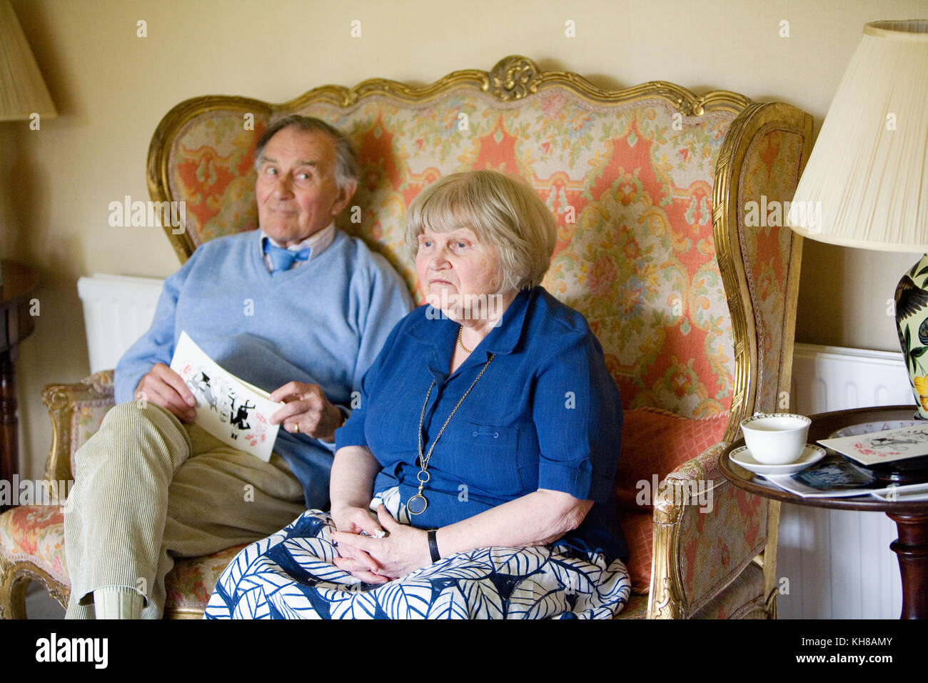 Fotograf Jane Bown (13. März 1925 - 21. Dezember 2014) und Karikaturist/illustrator Haro Hodson, Porträt sitzen auf einem Sofa Stockfoto