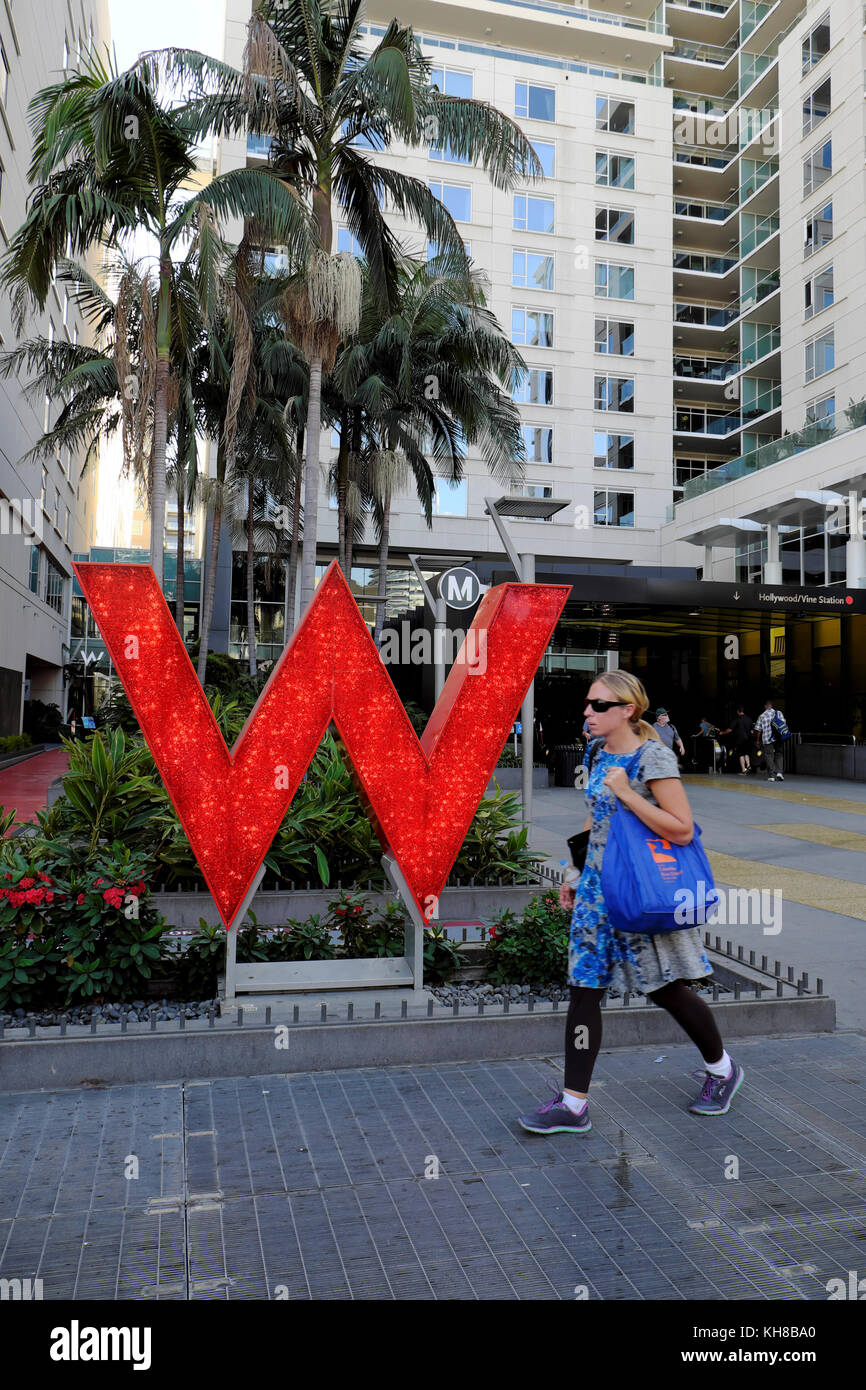 Red W Hotel Zeichen außerhalb Hollywood Weinstock Station auf dem Hollywood Boulevard in Los Angeles, Kalifornien, USA KATHY DEWITT Stockfoto
