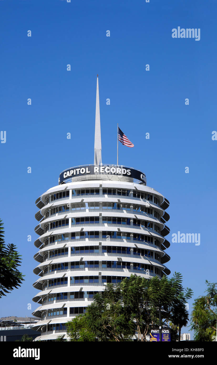 Vertikale Ansicht von Capitol Records Building und Zeichen vor blauem Himmel auf der Vine Street in Hollywood, Los Angeles, Kalifornien KATHY DEWITT Stockfoto