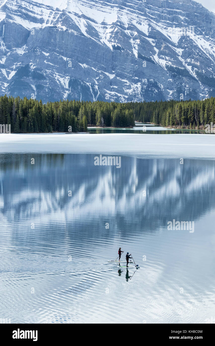 Paddel Boarder auf zwei Jack Lake, Banff National Park, Alberta, Kanada Stockfoto