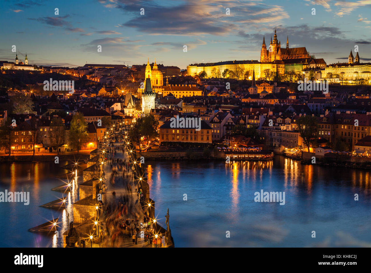Nachtansicht der Pragerburg und die Karlsbrücke über die Moldau Stockfoto
