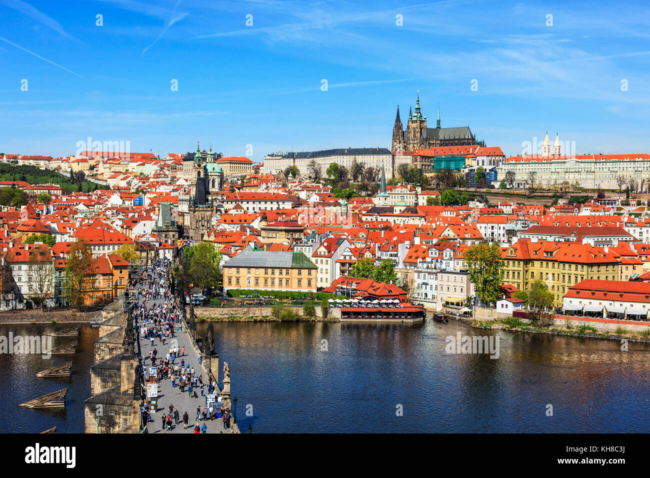 Blick auf die Kleinseite, die Karlsbrücke und die Prager Burg von Alten Stockfoto