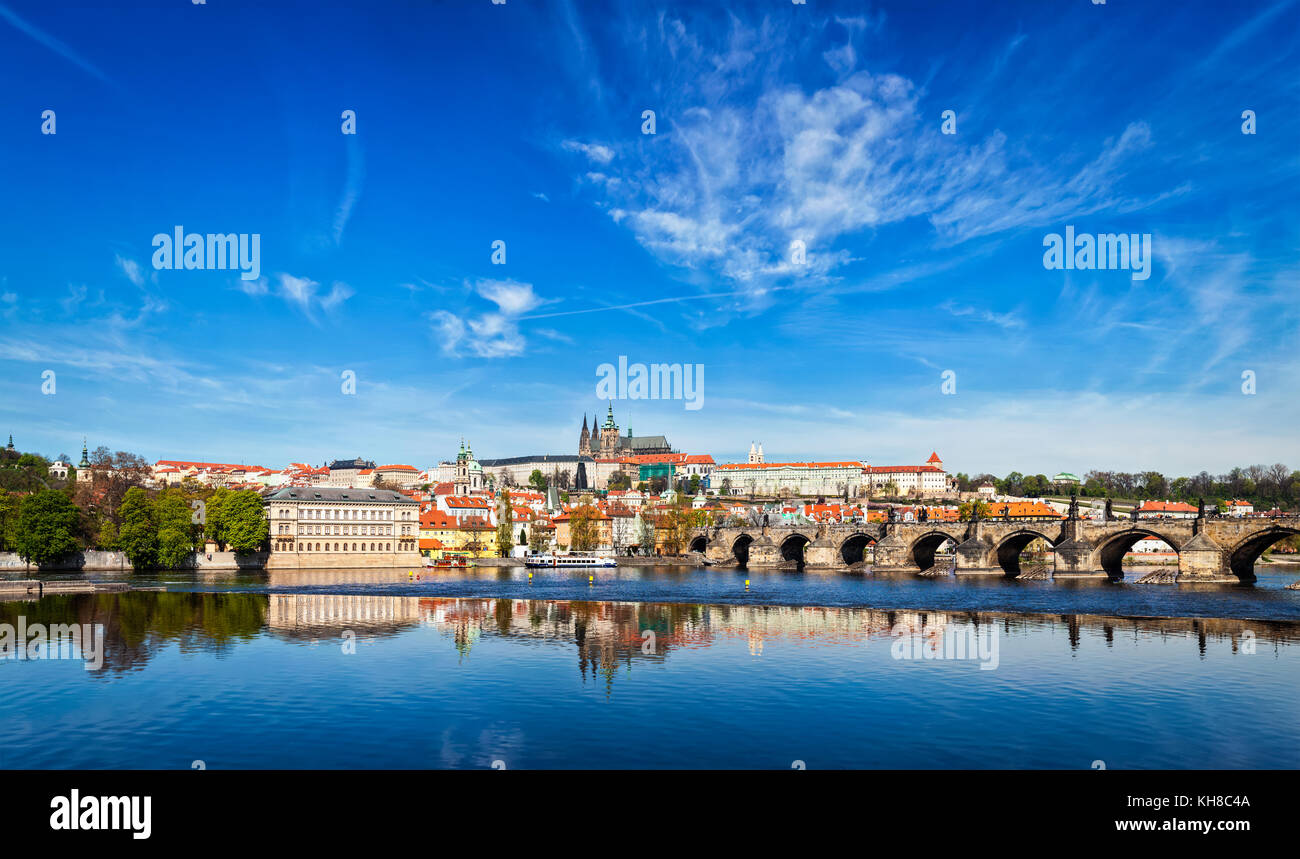Die Karlsbrücke über die Moldau und Gradchany (Prager Burg) Stockfoto