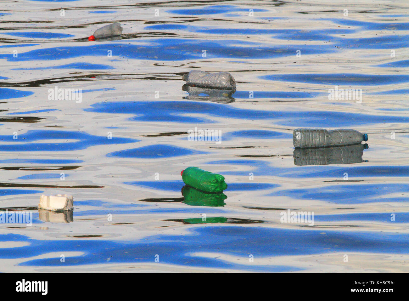 Frankreich, Kunststoff Flasche auf dem Wasser schwimmend Stockfoto