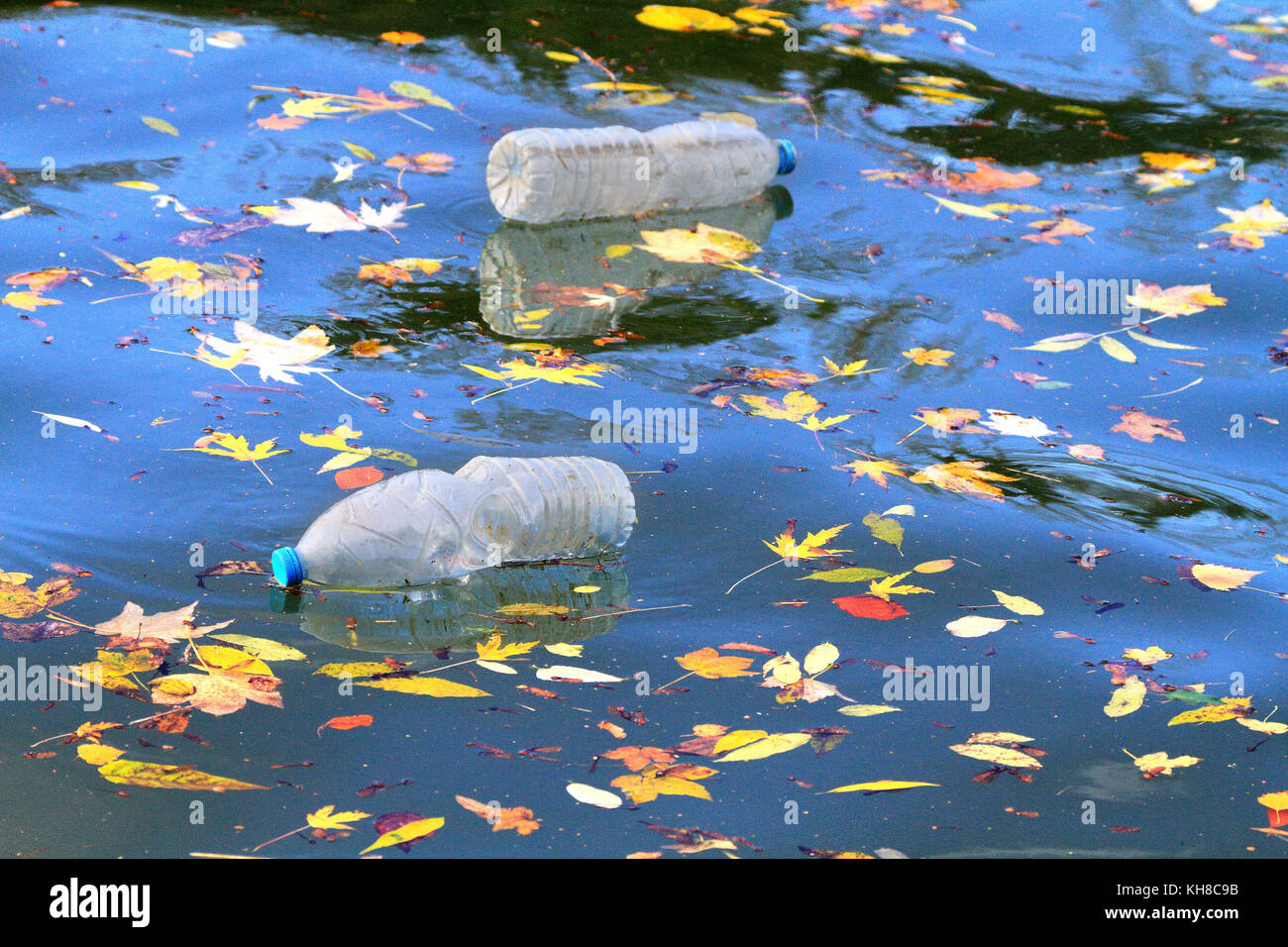 Frankreich, Kunststoff Flasche auf dem Wasser schwimmend Stockfoto