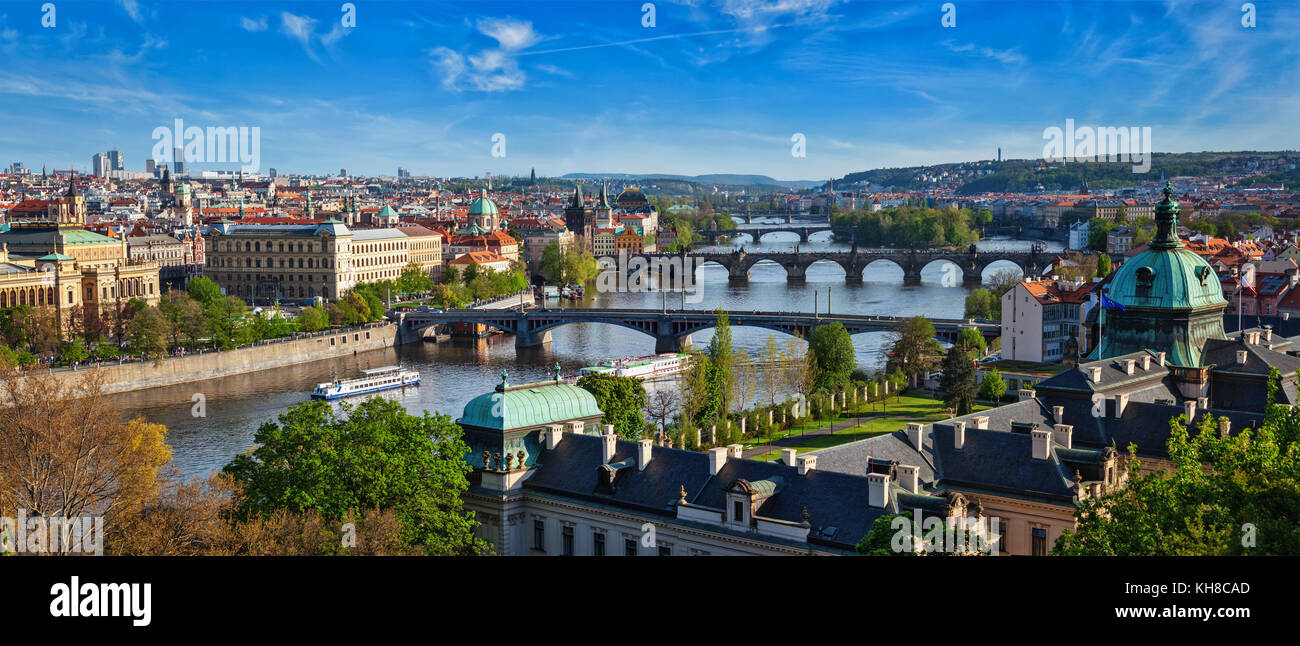 Panoramablick auf Prag Brücken über die Moldau von Letni P Stockfoto