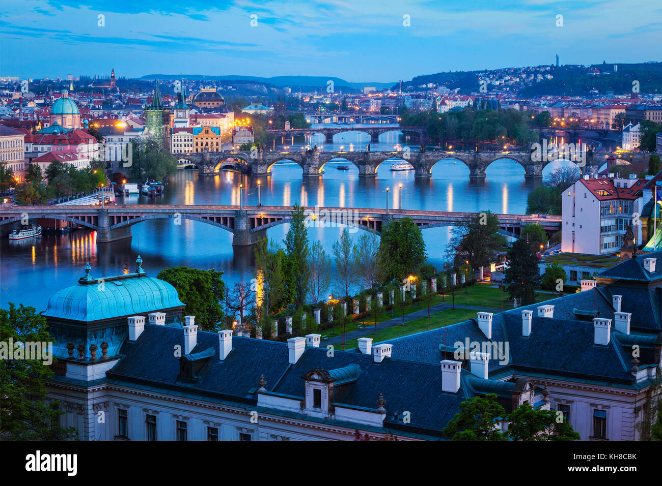 Am Abend Blick auf Prag Brücken über die Moldau Stockfoto