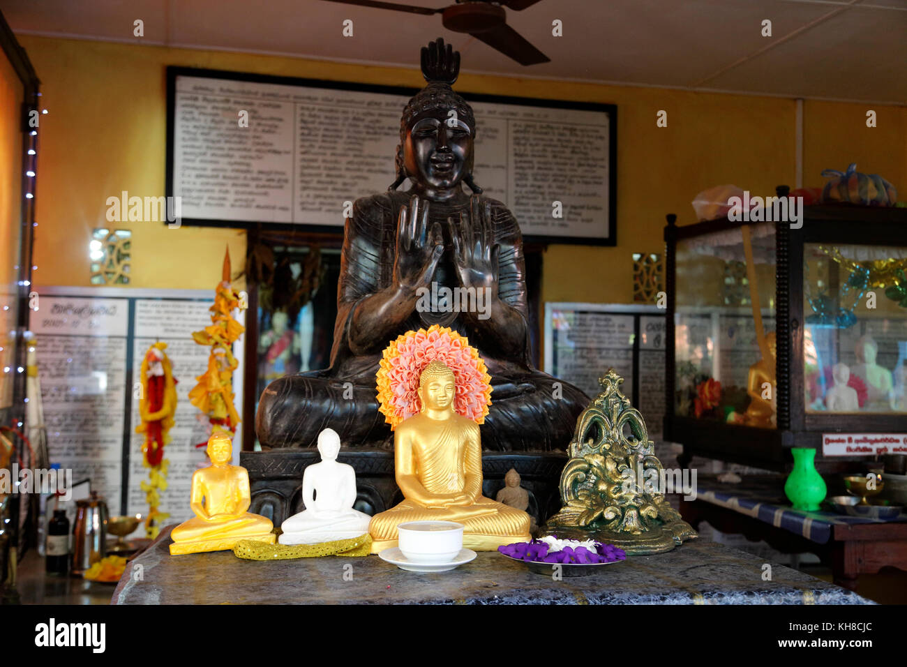 Galle Sri Lanka Rumassala Straße Sri Vivekaramaya Tempel Buddha-Statue mit linken Hand In Vitarka Mudra-Geste der Diskussion Stockfoto