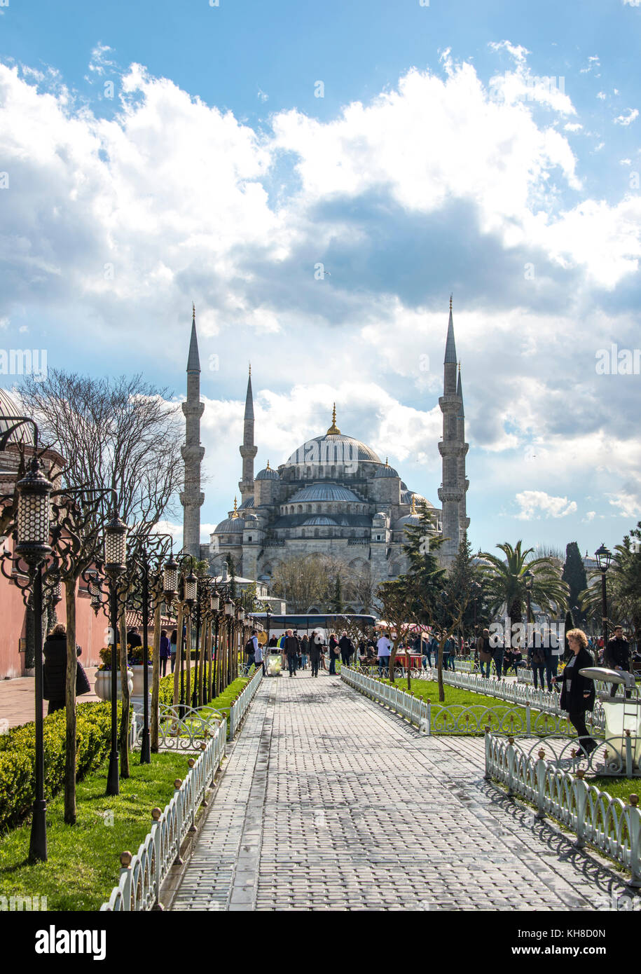 Blaue Moschee, Sultan Ahmet Camii, Weg im Sultan Ahmed Park, Sultanahmet, europäischer Teil, Istanbul, Türkei Stockfoto