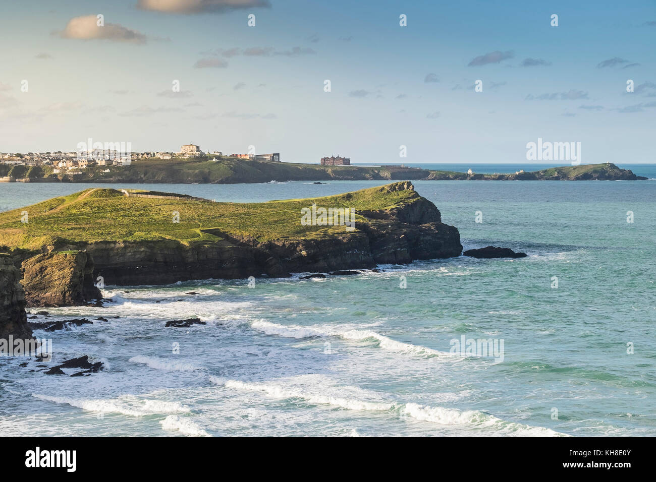 Am frühen Morgen helles Sonnenlicht über Trevelgue Head Porth Island an der Küste von North Cornwall Newquay Cornwall UK. Stockfoto