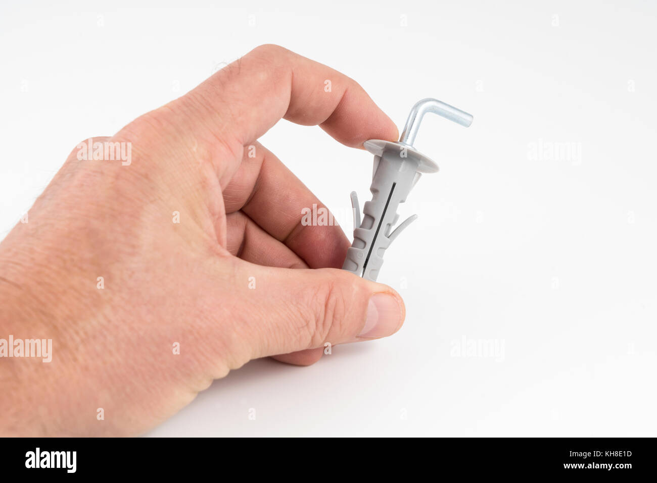 Ein Clip aus Metall mit Kunststoff Stecker zwischen den Fingern Stockfoto
