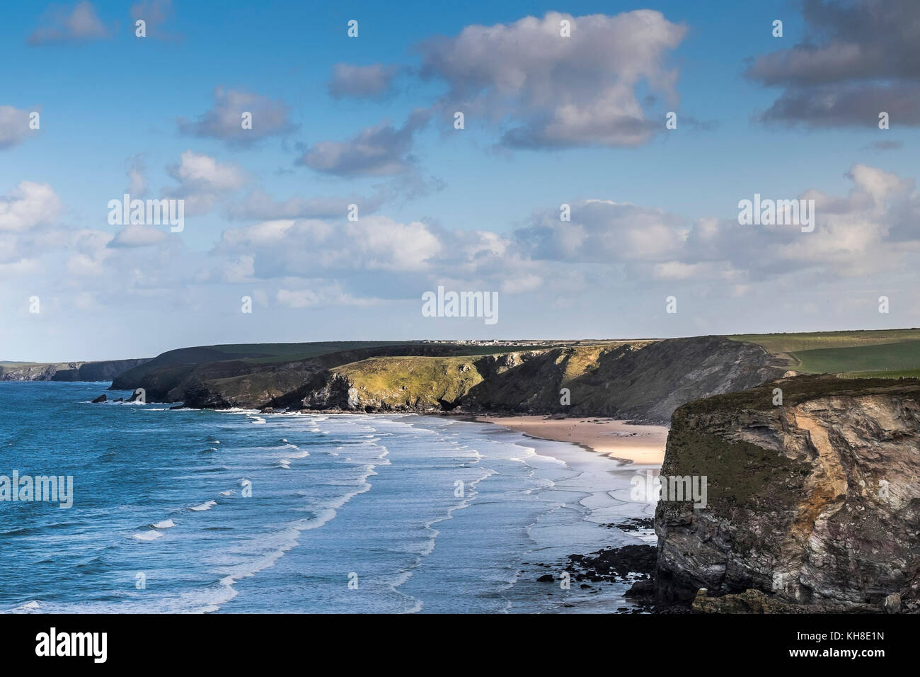 Die spektakuläre North Cornwall Coast mit Watergate Bay im Vordergrund Cornwall UK. Stockfoto