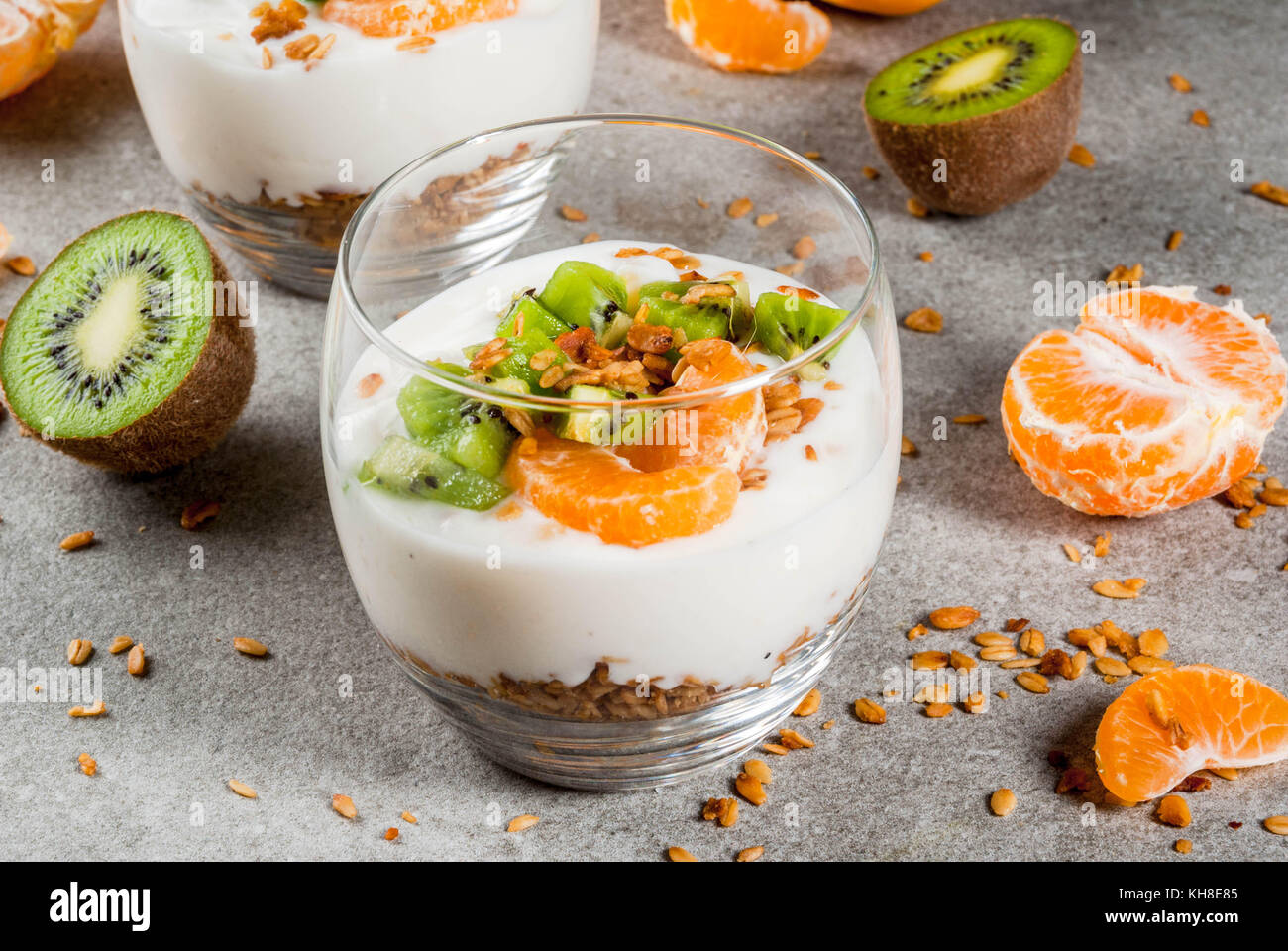 Gesunde Mandarinen und Kiwi Joghurt Müsli Nachtisch für Frühstück, mit ...
