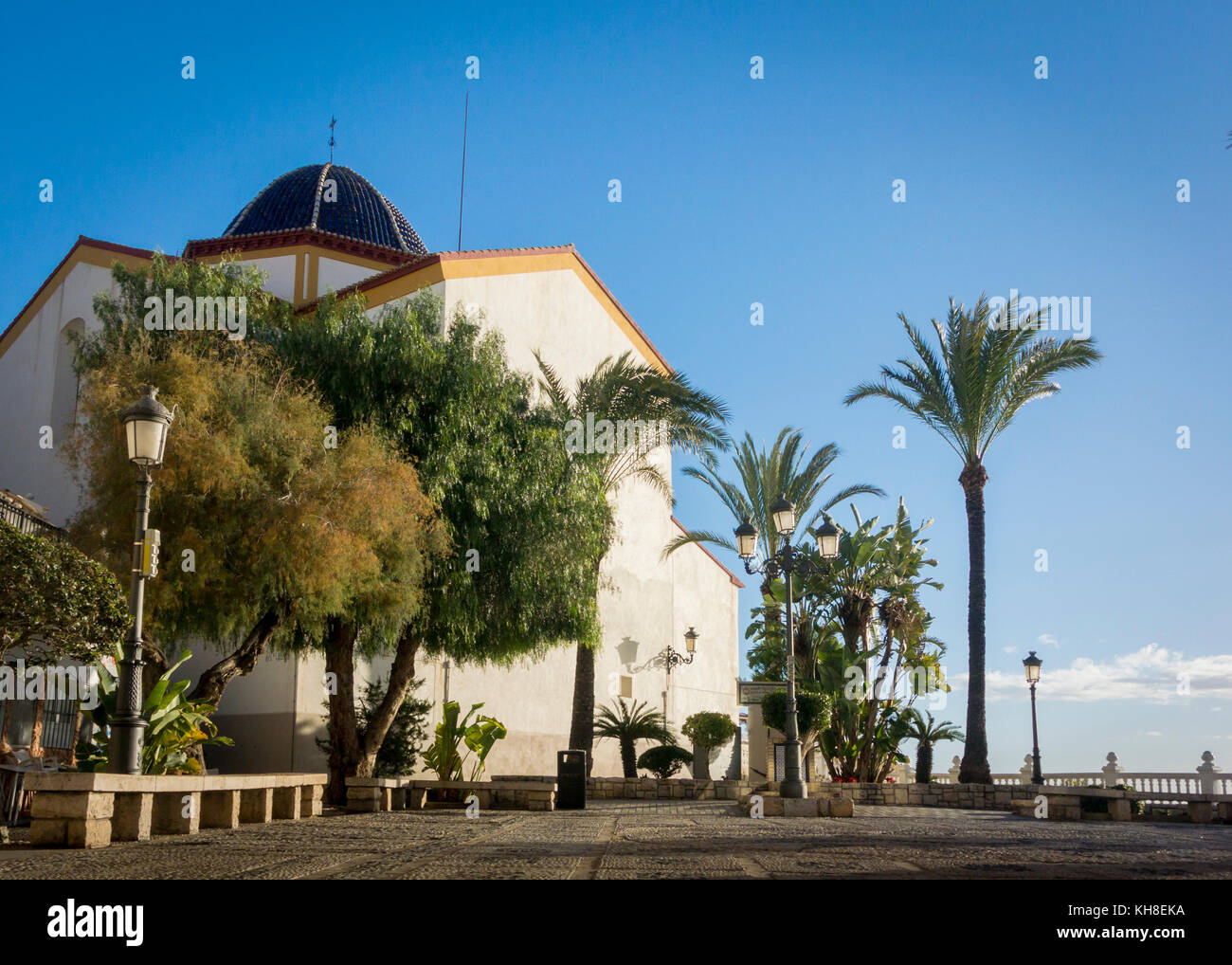 Plaza und die Kirche von San Jaime und Santa Ana, Benidorm, Alicante, Spanien. Stockfoto