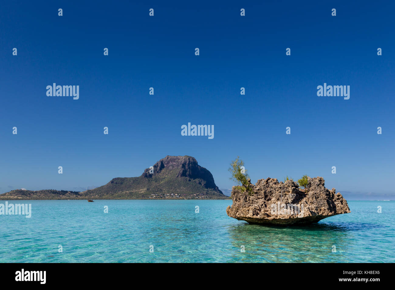 Crystal Rock im türkisfarbenen Wasser des Indischen Ozeans mit den Berg Le Morne Brabant im Hintergrund bei Le Morne, Mauritius, Afrika. Stockfoto