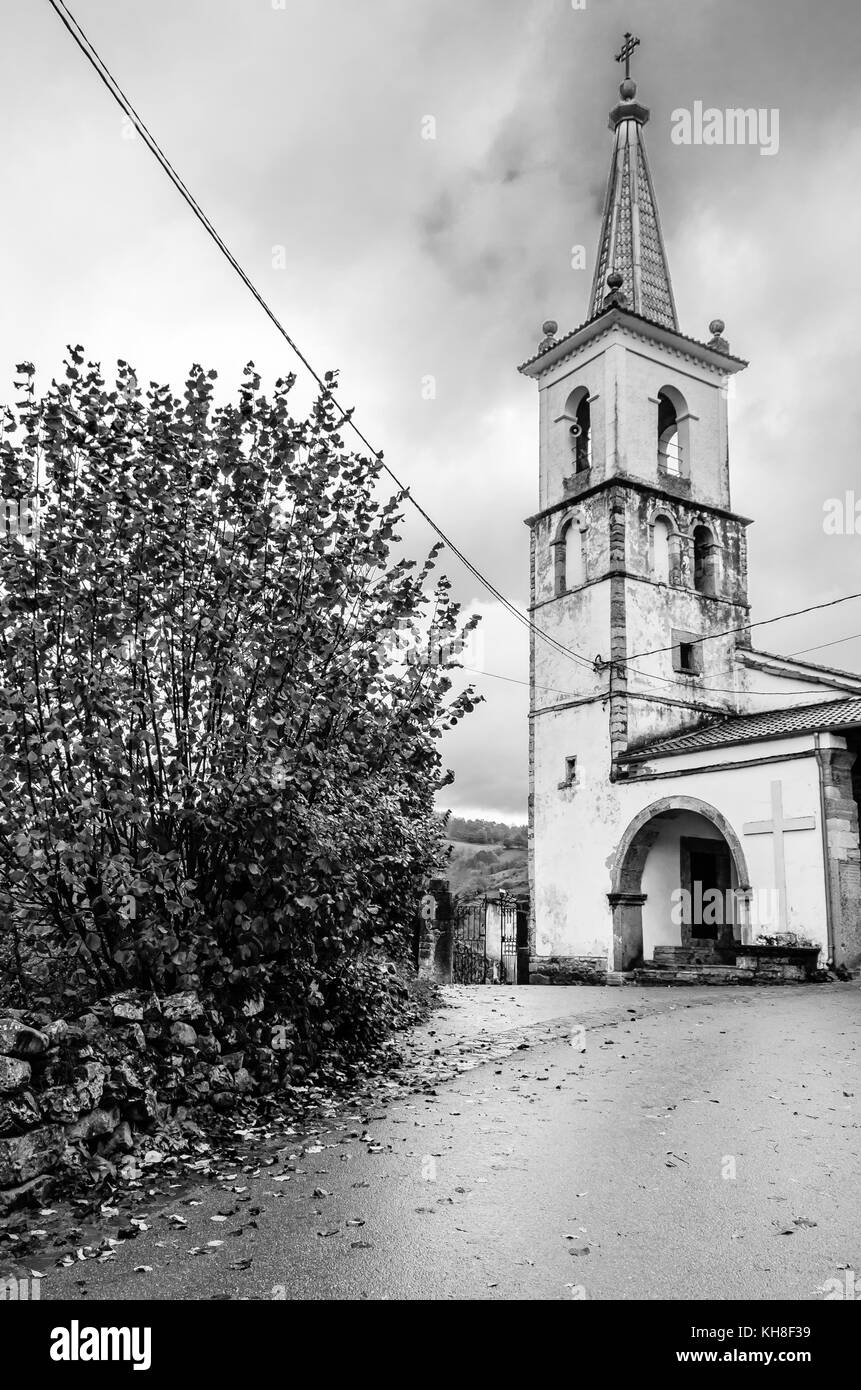 Kleine Kirche im Dorf Soto de Agues in Asturien, Spanien Stockfoto