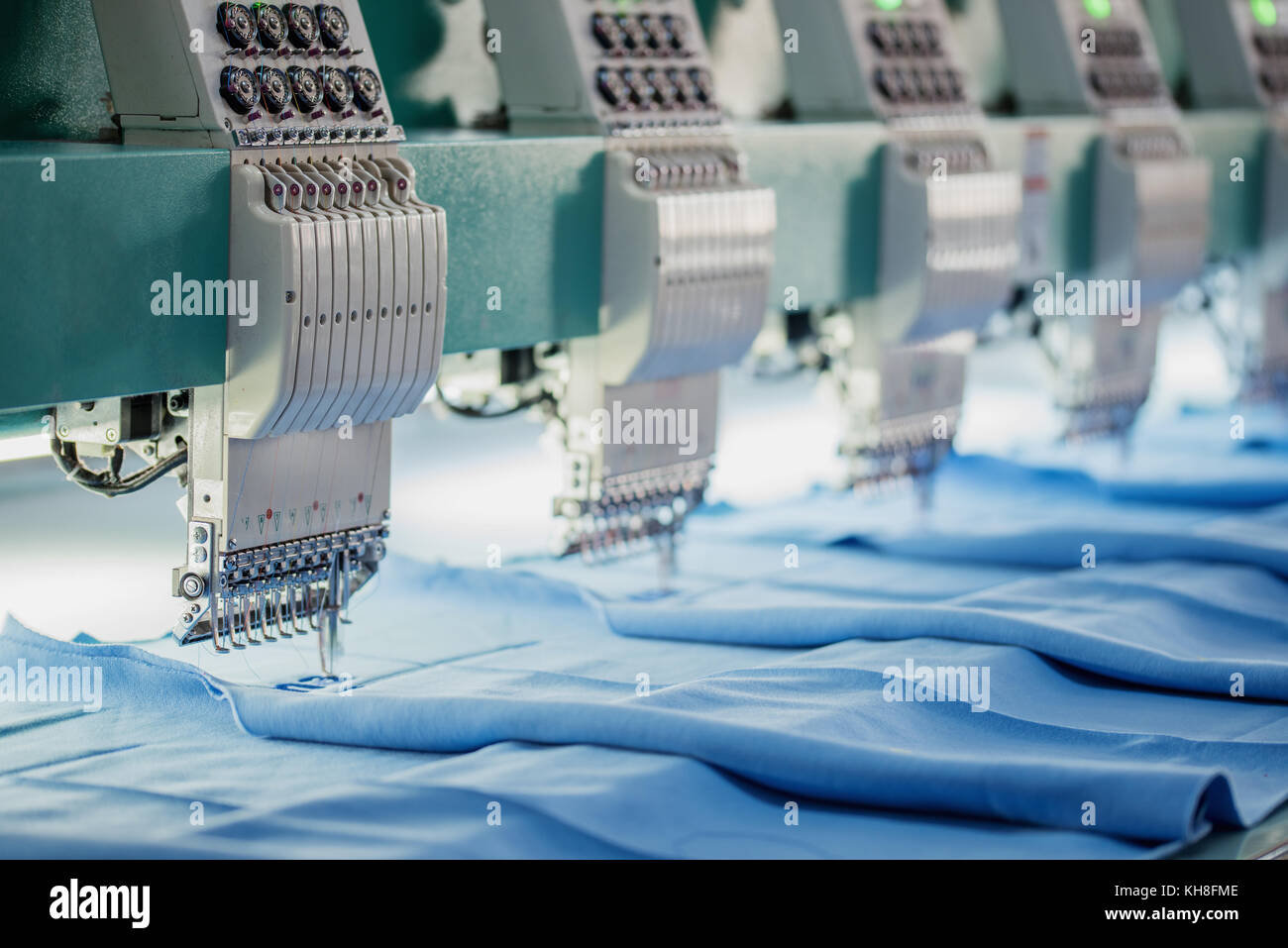 Industrielle Stickmaschine. Textilindustrie concpet über Technologie Stockfoto