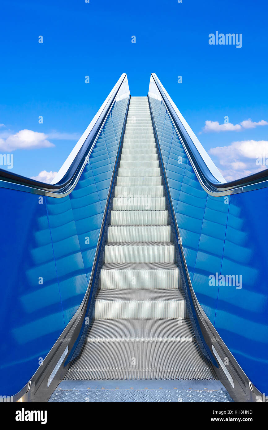 Rolltreppe oder Rolltreppen aufsteigend in blauer Himmel. Konzept Foto für Erfolg und Klettern die Karriereleiter. Stockfoto