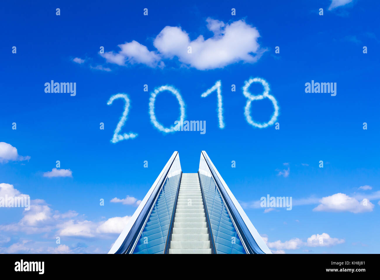 Erreichen des neuen Jahres 2018 auf einem beweglichen Treppe oder Aufzug. Konzept Foto für Erfolg und Ziele erreichen. Stockfoto